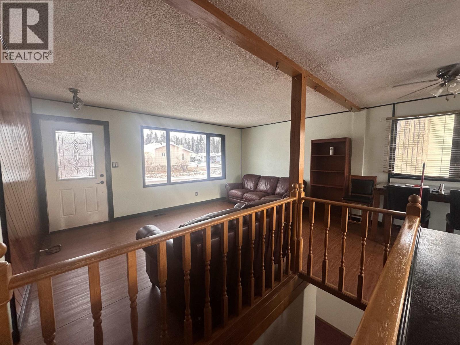 5204 Tamarack Crescent, Fort Nelson, British Columbia  V0C 1R0 - Photo 2 - R3066425