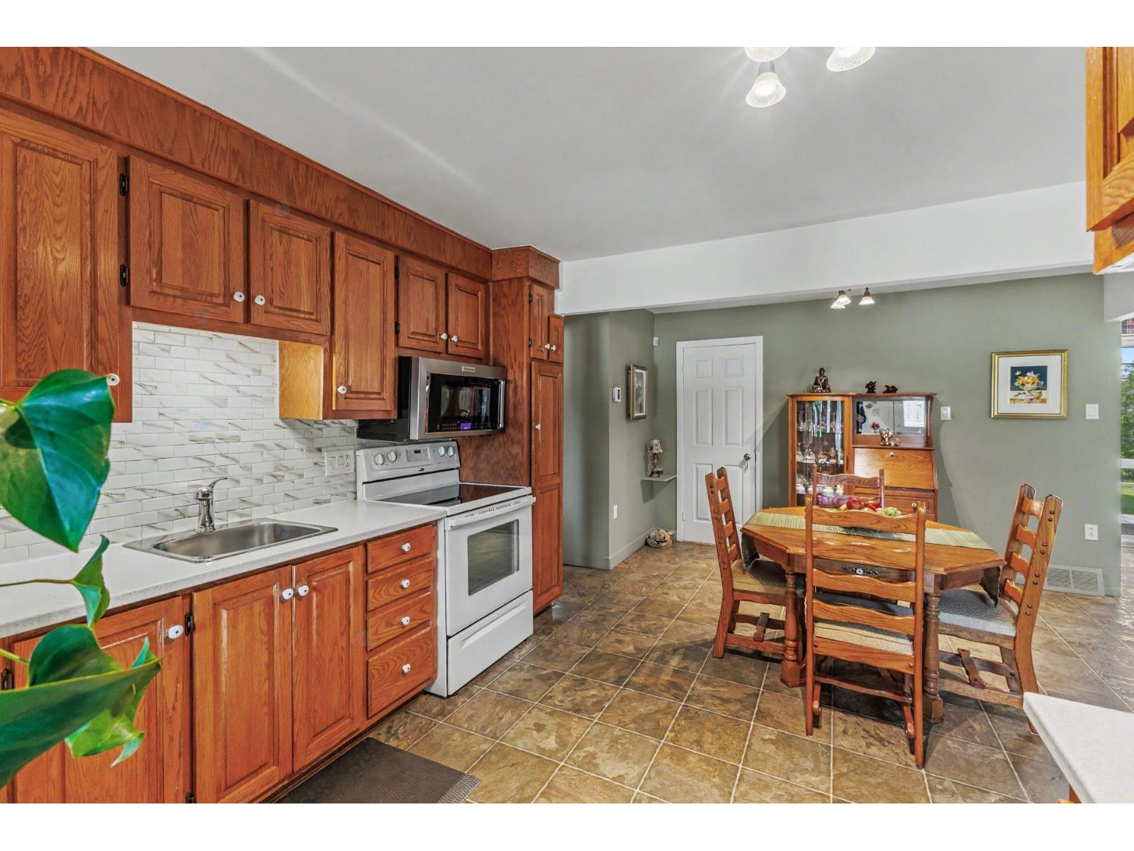 4 Rue St-Sauveur Sorel-Tracy Quebec Canada J3P5L8 3