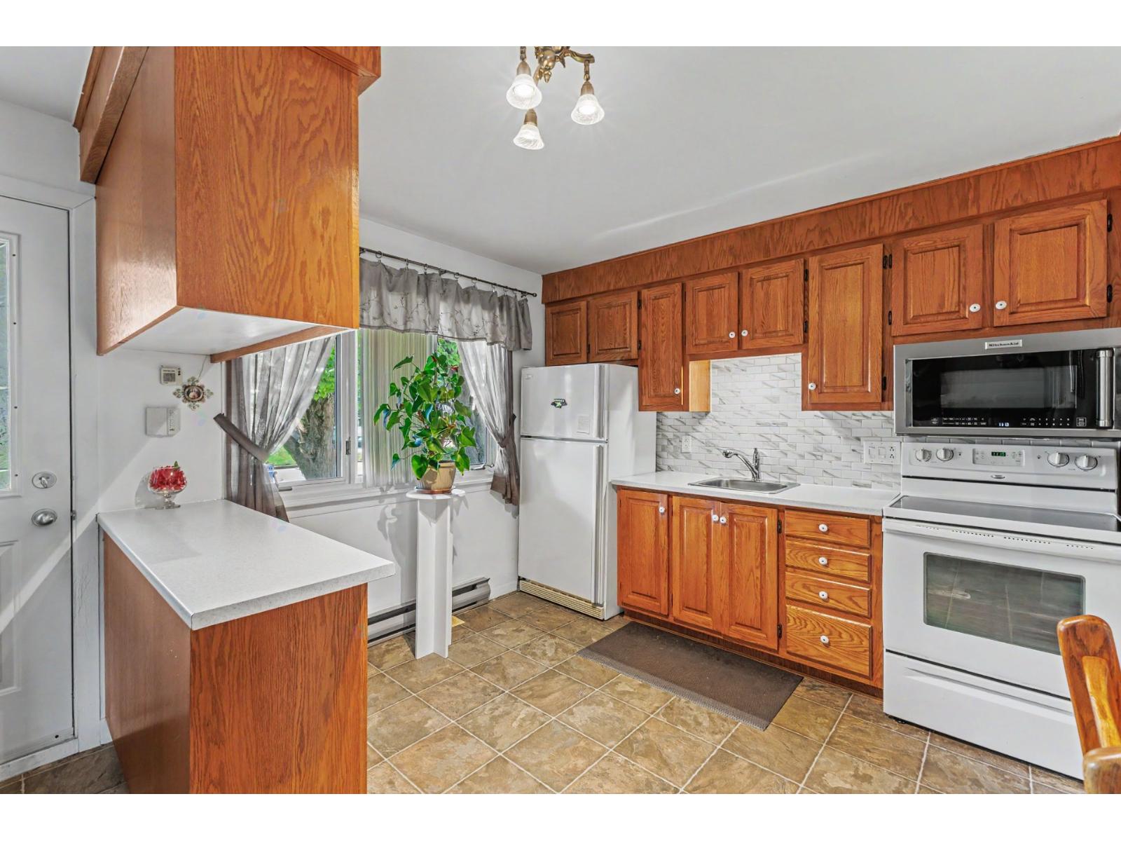 4 Rue St-Sauveur Sorel-Tracy Quebec Canada J3P5L8 4