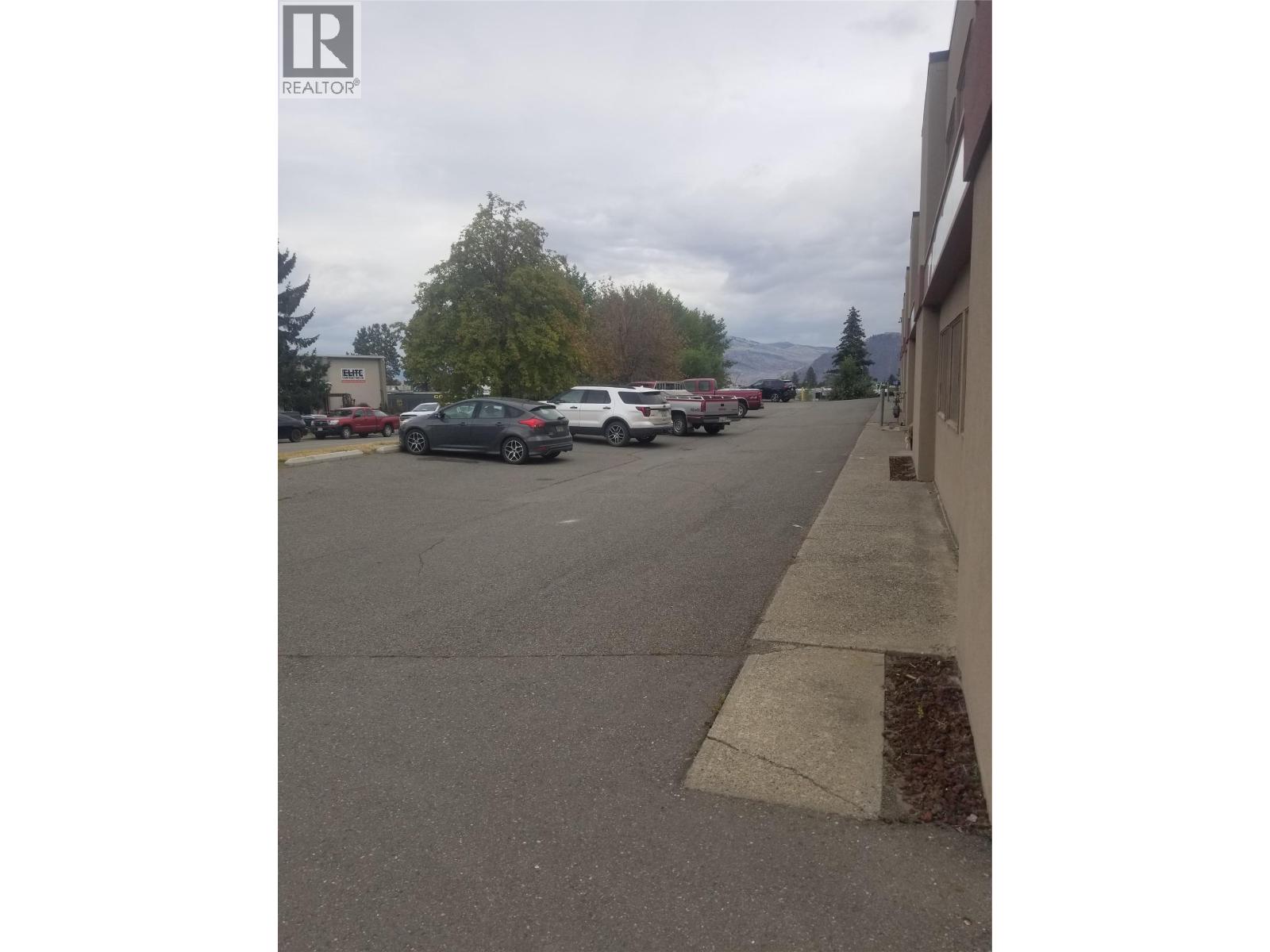 913 - 915 LAVAL Crescent Kamloops Photo 3