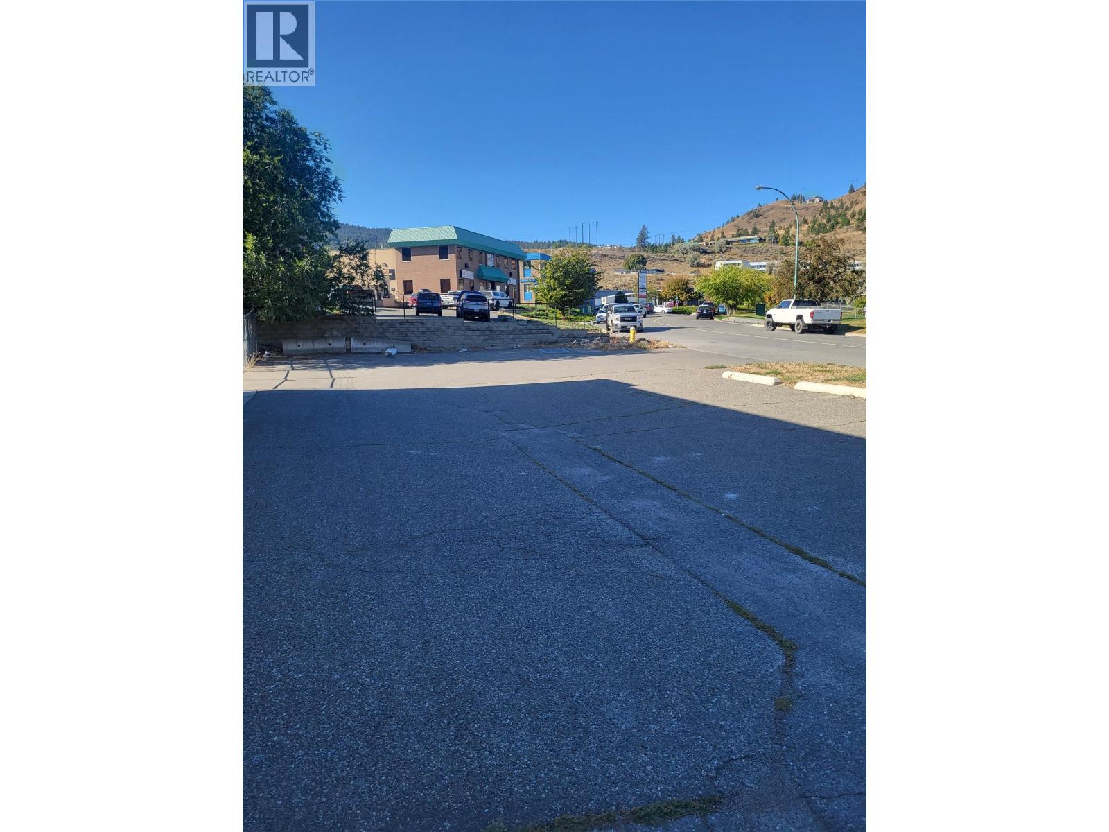 911 LAVAL Crescent Kamloops Photo 2