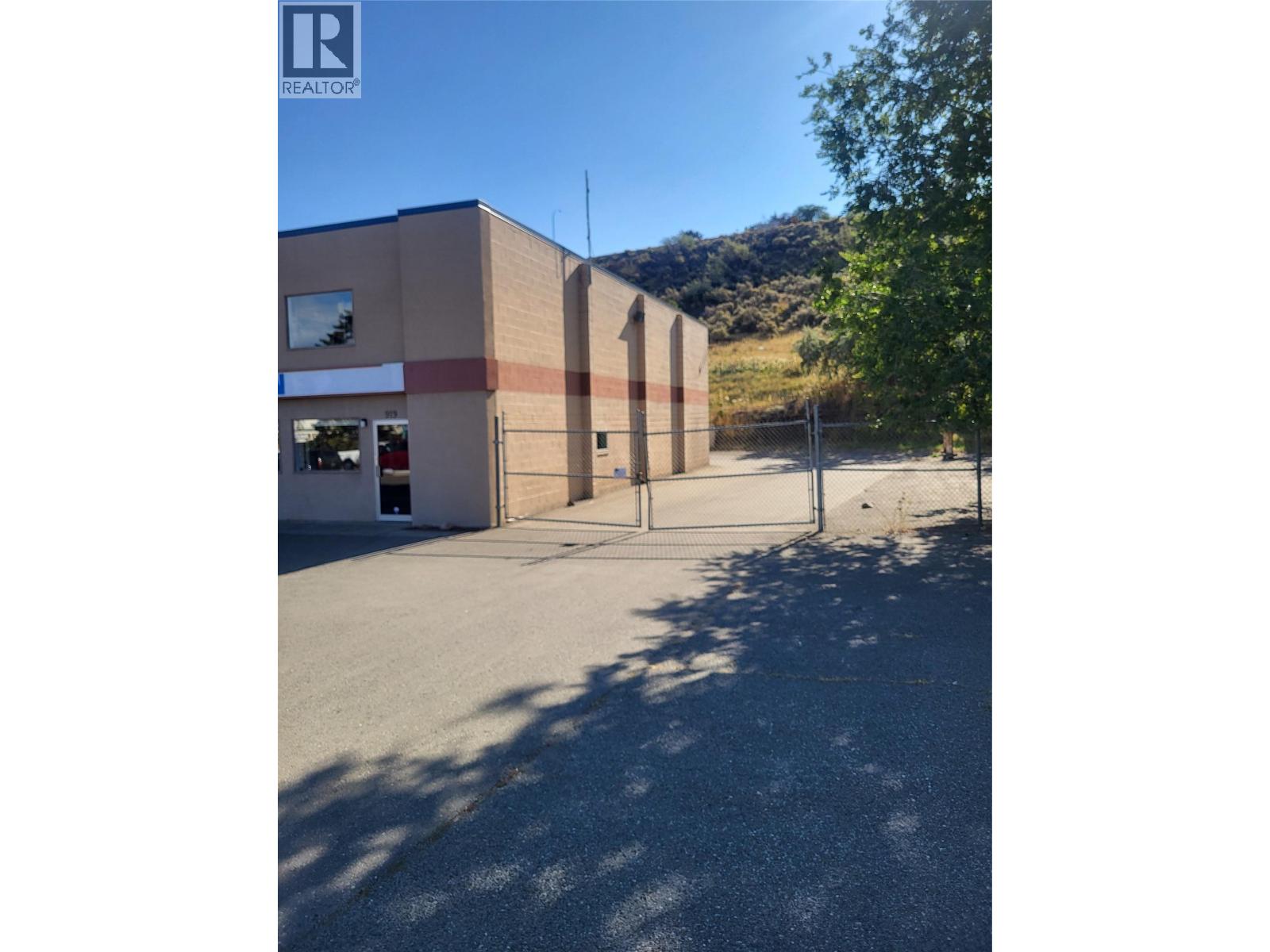 911 LAVAL Crescent Kamloops Photo 3