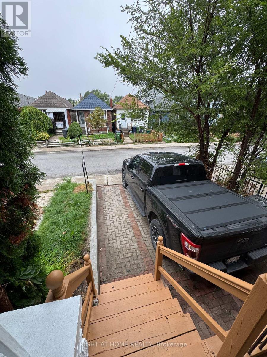 683 Mortimer Avenue, Toronto, Ontario  M4C 2K1 - Photo 22 - E13725816