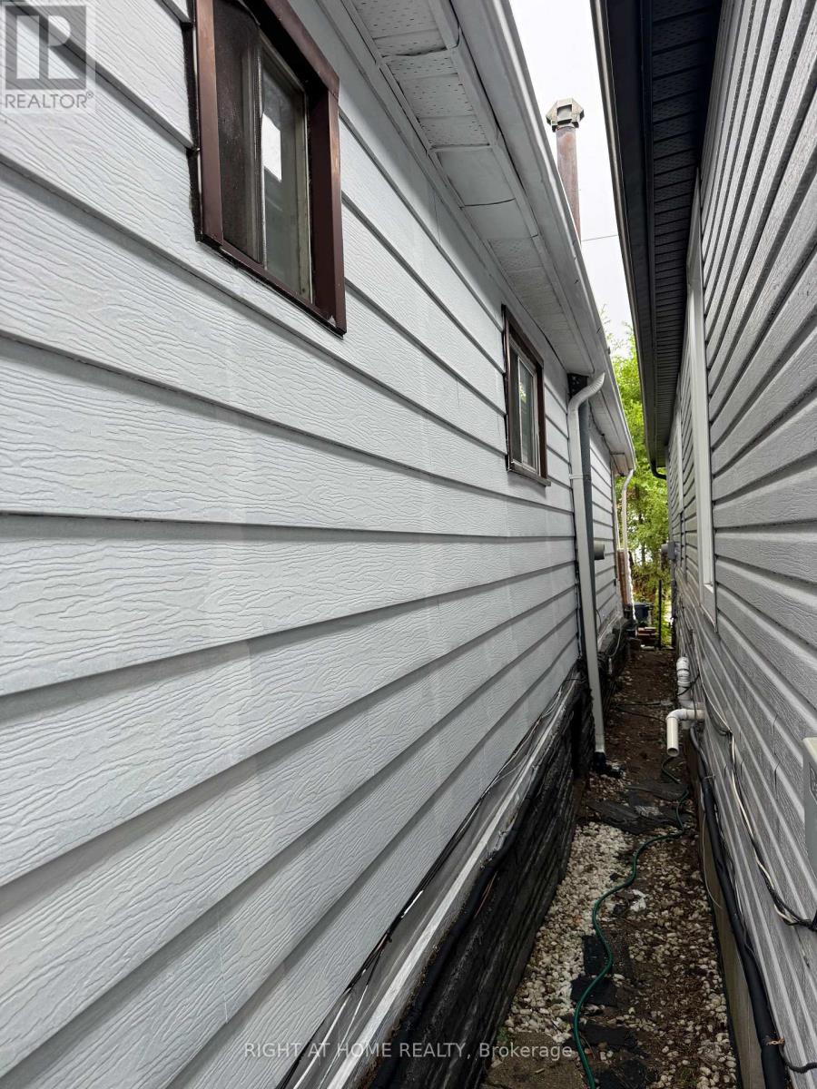 683 Mortimer Avenue, Toronto, Ontario  M4C 2K1 - Photo 13 - E13725816