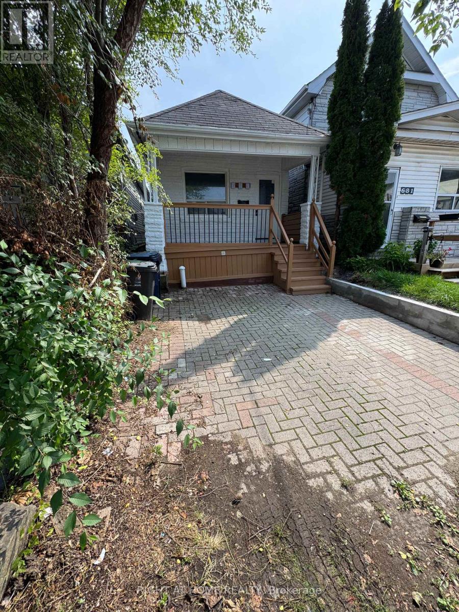 683 Mortimer Avenue, Toronto, Ontario  M4C 2K1 - Photo 3 - E13725816