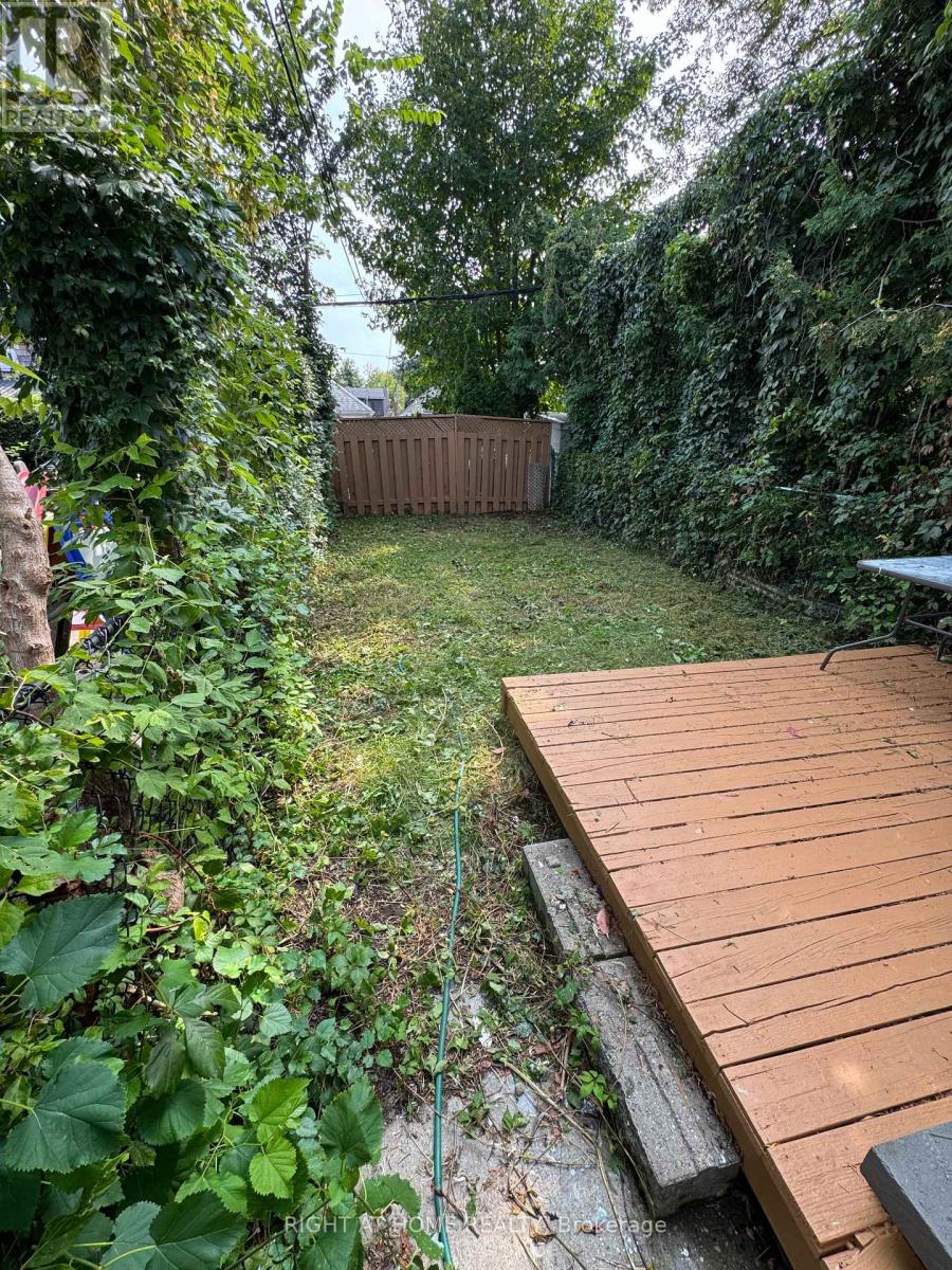 683 Mortimer Avenue, Toronto, Ontario  M4C 2K1 - Photo 5 - E13725816
