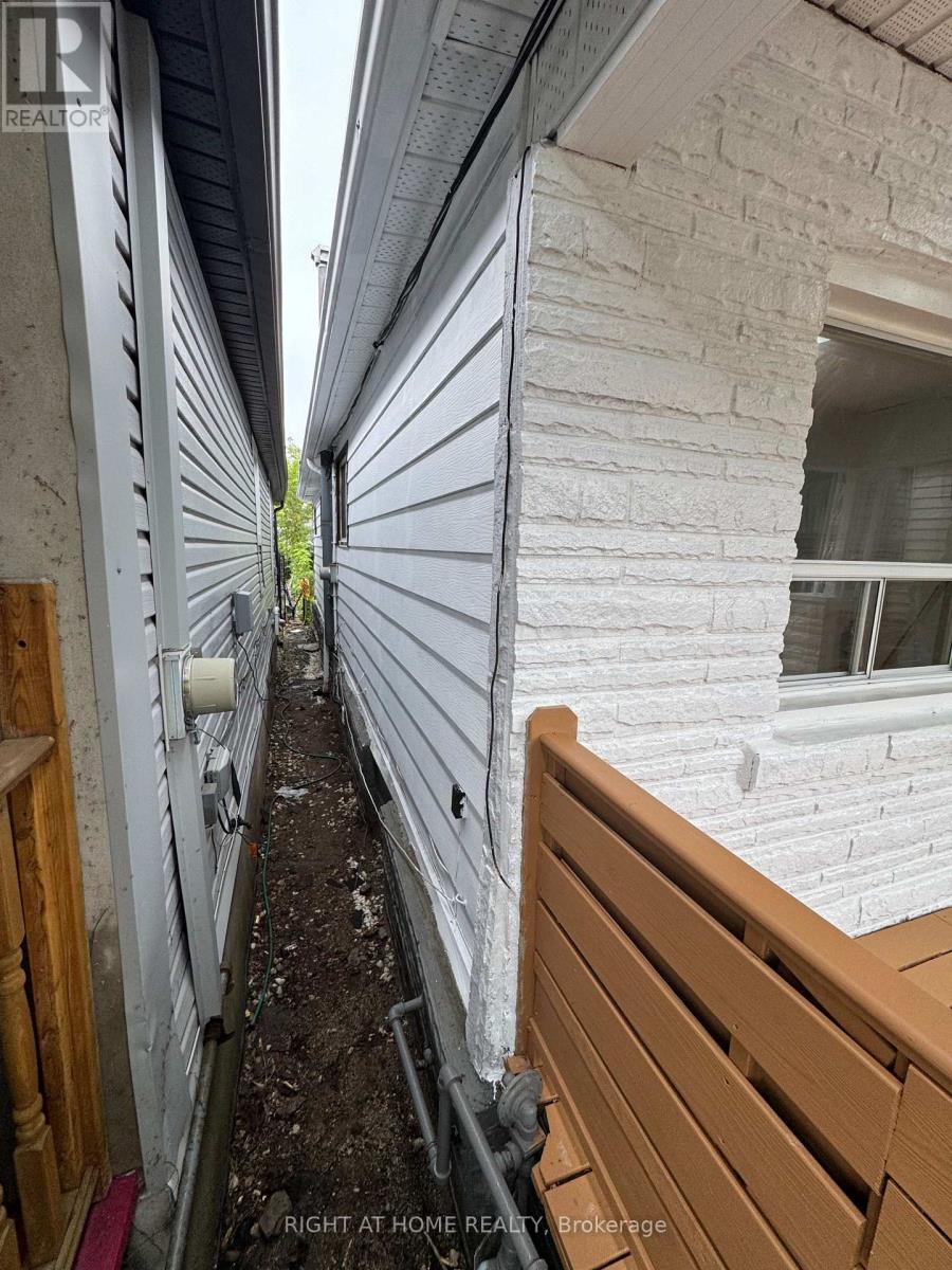 683 Mortimer Avenue, Toronto, Ontario  M4C 2K1 - Photo 7 - E13725816