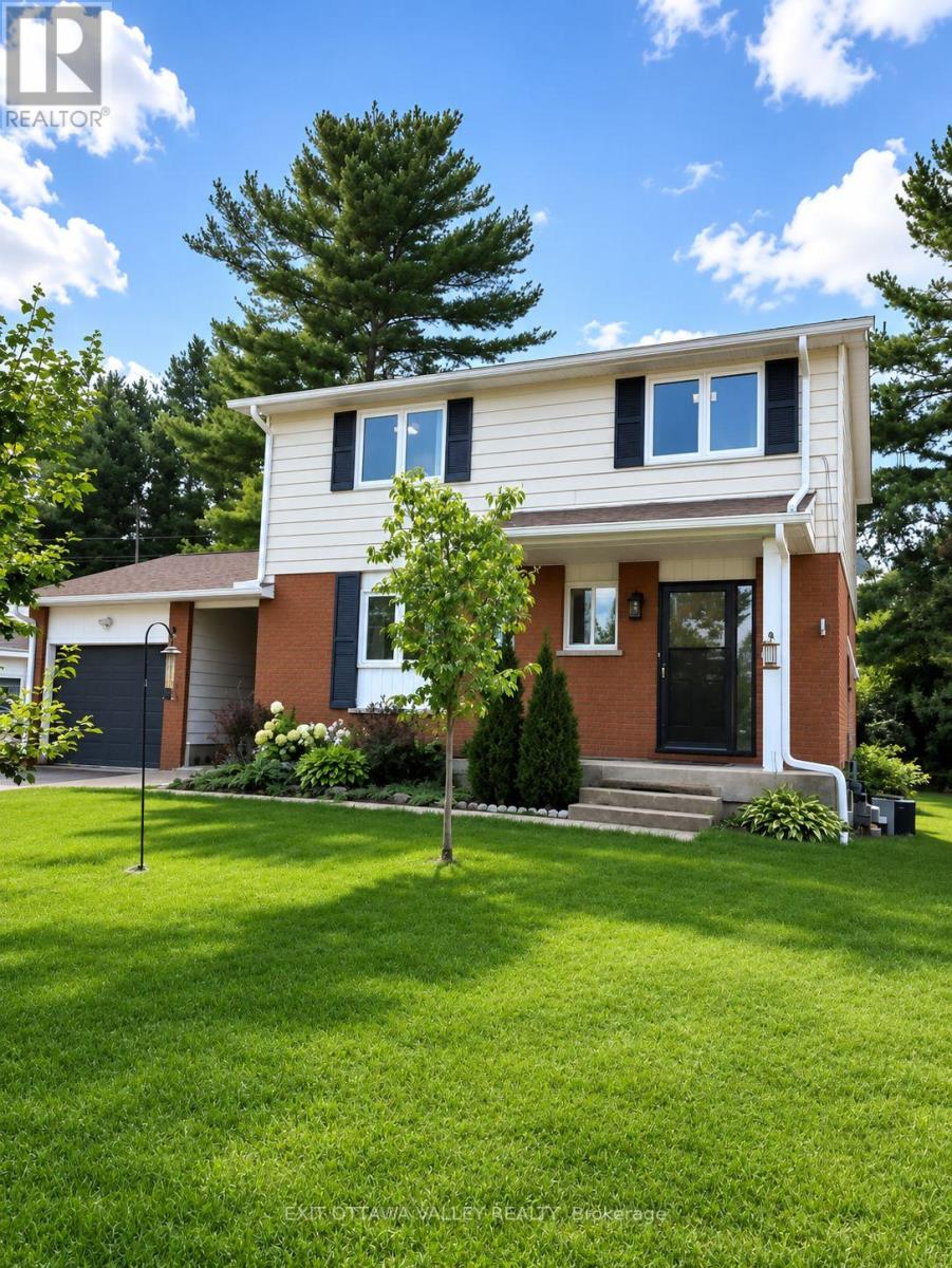 13 Tamarack Street, Deep River, Ontario