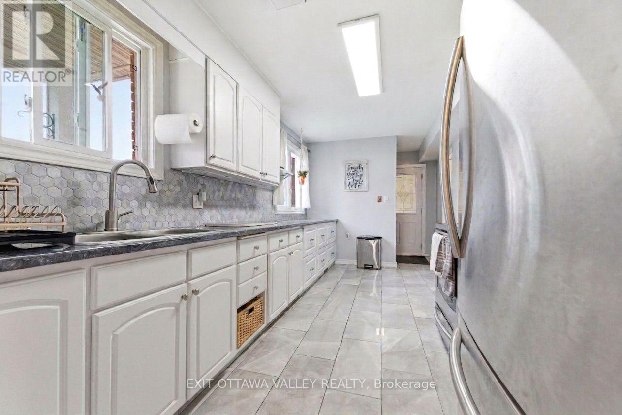 13 Tamarack Street, Deep River, Ontario K0J 1P0 - Photo 7 - X13734380