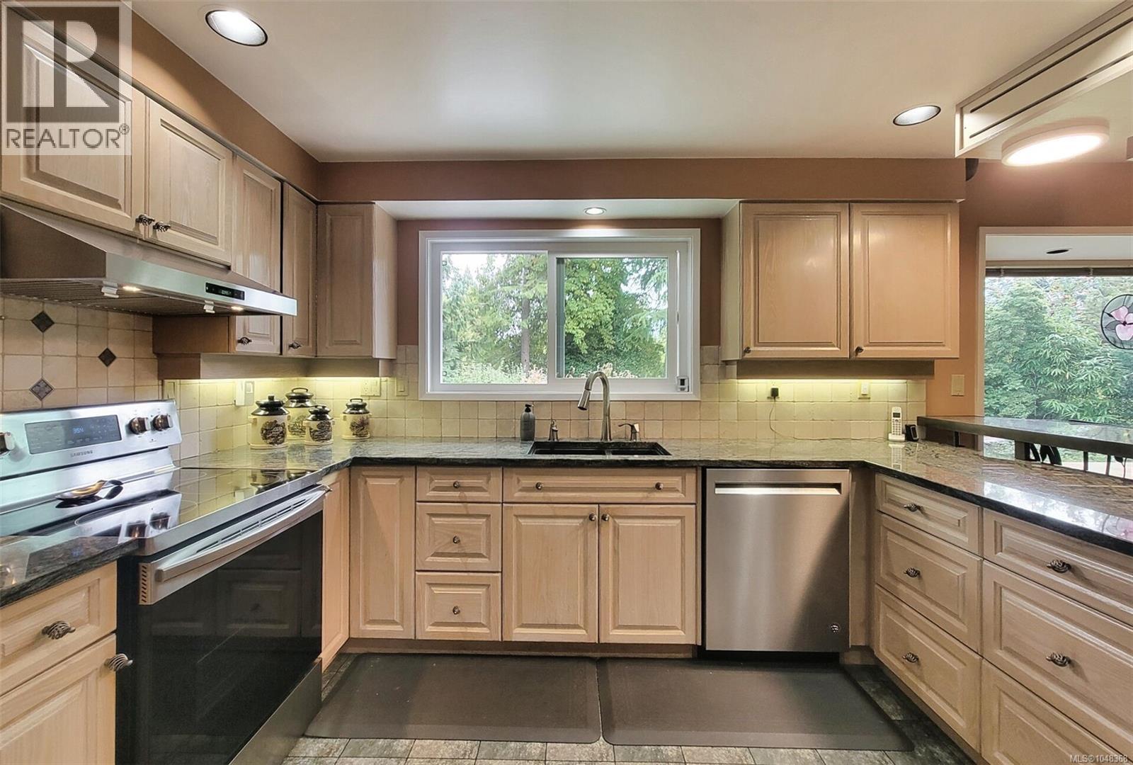 4575 Sumner Pl, Saanich, British Columbia  V8N 3V8 - Photo 12 - 1048368