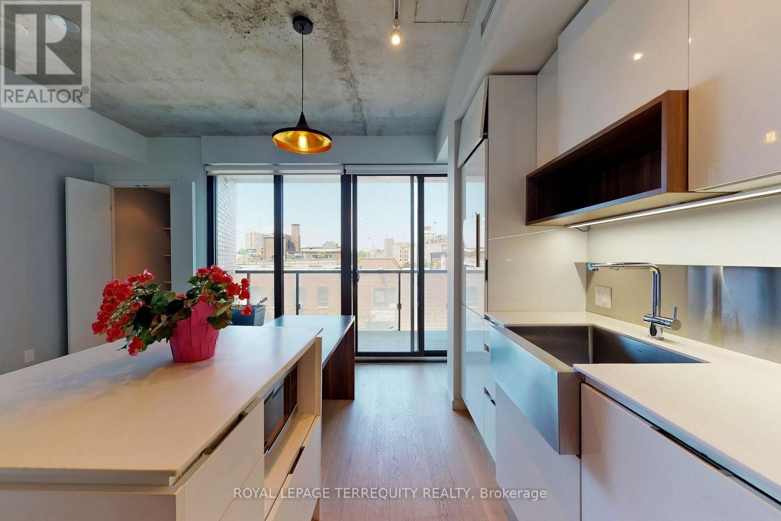 413 - 383 Sorauren Avenue, Toronto, Ontario M6R 0A4 - Photo 8 - W13596684