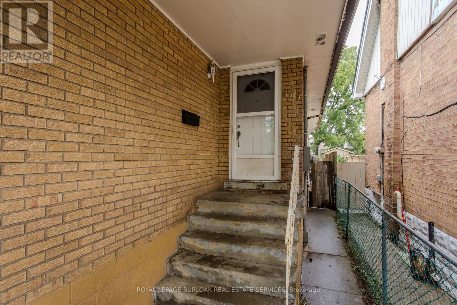 307 Dunsmure Road, Hamilton, Ontario  L8L 1X1 - Photo 3 - X13734430