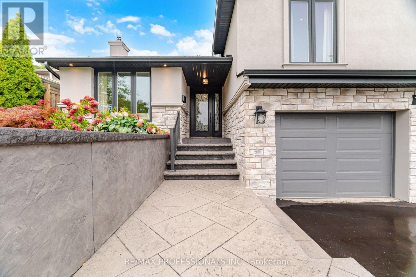 1062 Mississauga Valley Boulevard, Mississauga, Ontario  L5A 3J4 - Photo 3 - W13734556