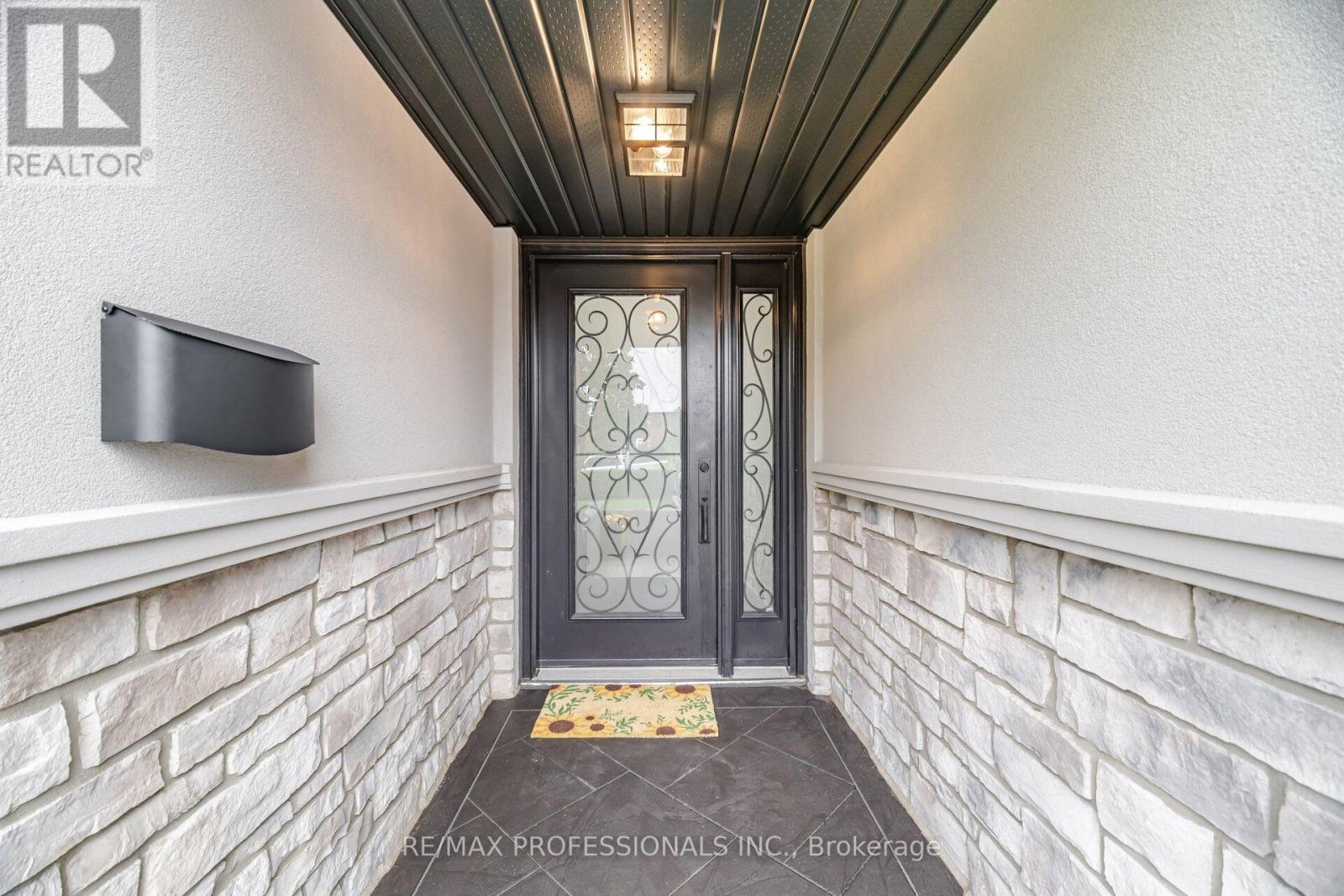1062 Mississauga Valley Boulevard, Mississauga, Ontario  L5A 3J4 - Photo 4 - W13734556
