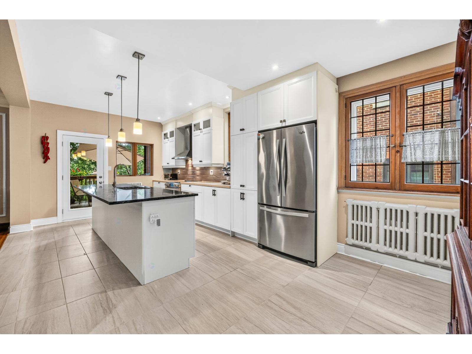 4700 Av. Roslyn Montréal (Côte-des-Neiges/Notre-Dame-de-Grâce) Quebec Canada H3W2L2 4