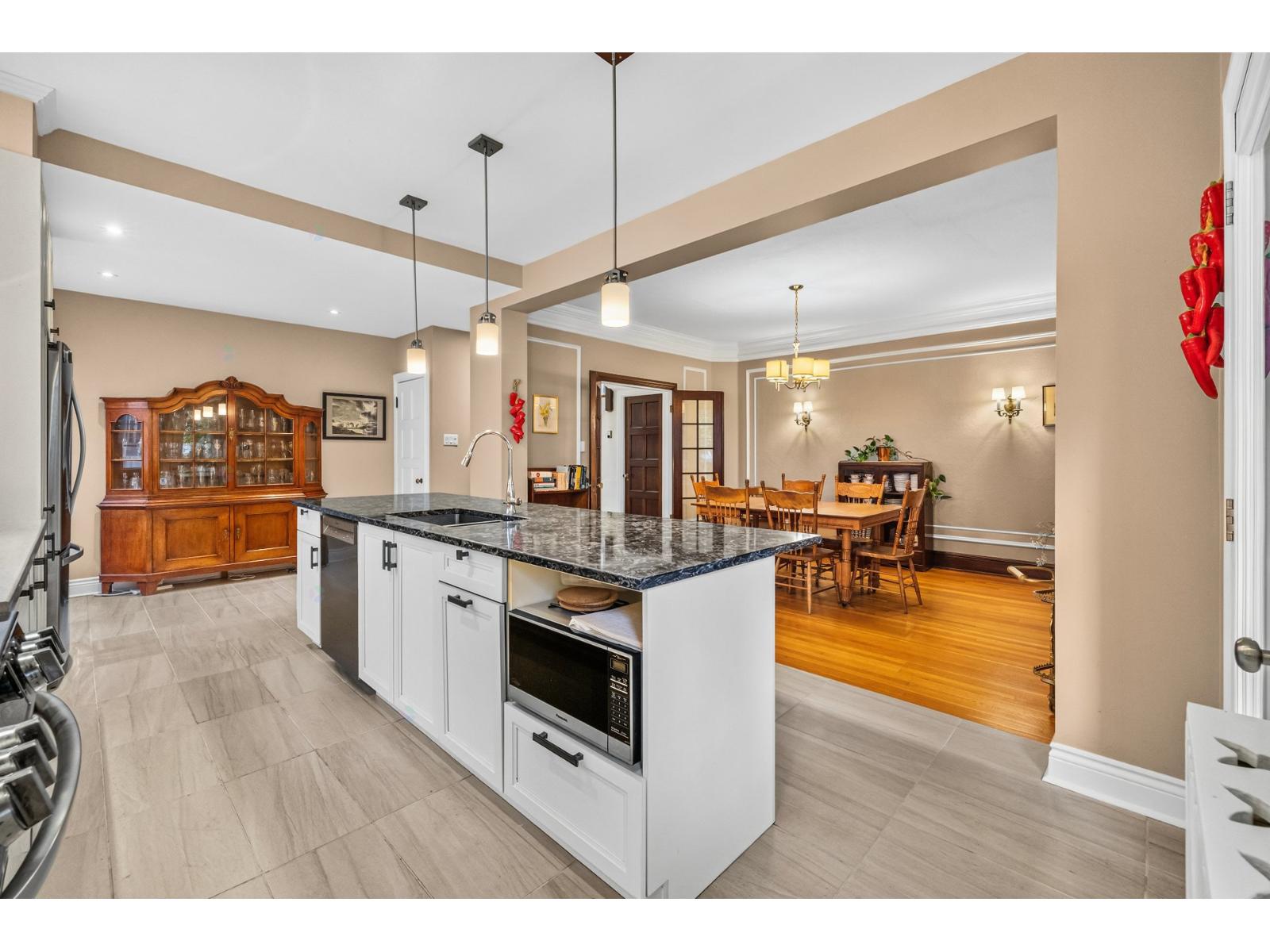4700 Av. Roslyn Montréal (Côte-des-Neiges/Notre-Dame-de-Grâce) Quebec Canada H3W2L2 5