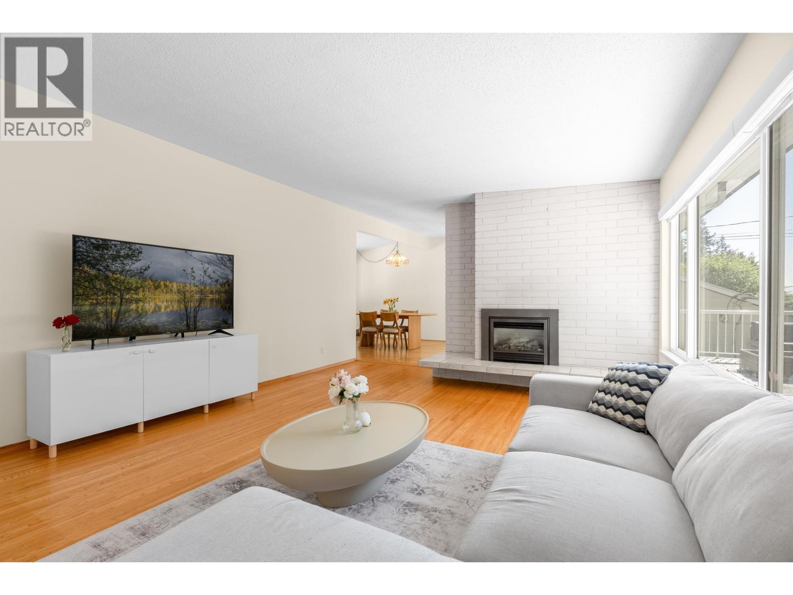 646 E Windsor Road, North Vancouver, British Columbia  V7N 1K7 - Photo 3 - R3160692