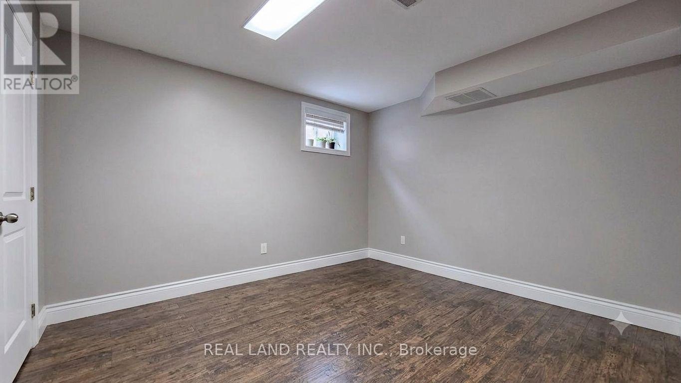 26 Glamis Avenue, Toronto, Ontario  M6N 4H6 - Photo 5 - W13565482