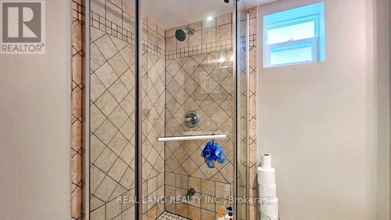 26 Glamis Avenue, Toronto, Ontario  M6N 4H6 - Photo 4 - W13565482