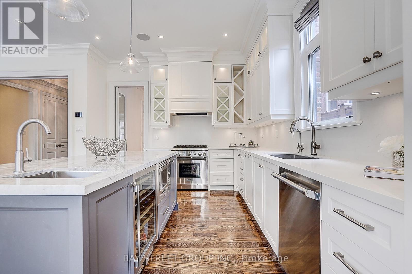 28 Carnwath Crescent, Toronto, Ontario  M2P 1J5 - Photo 2 - C13734748