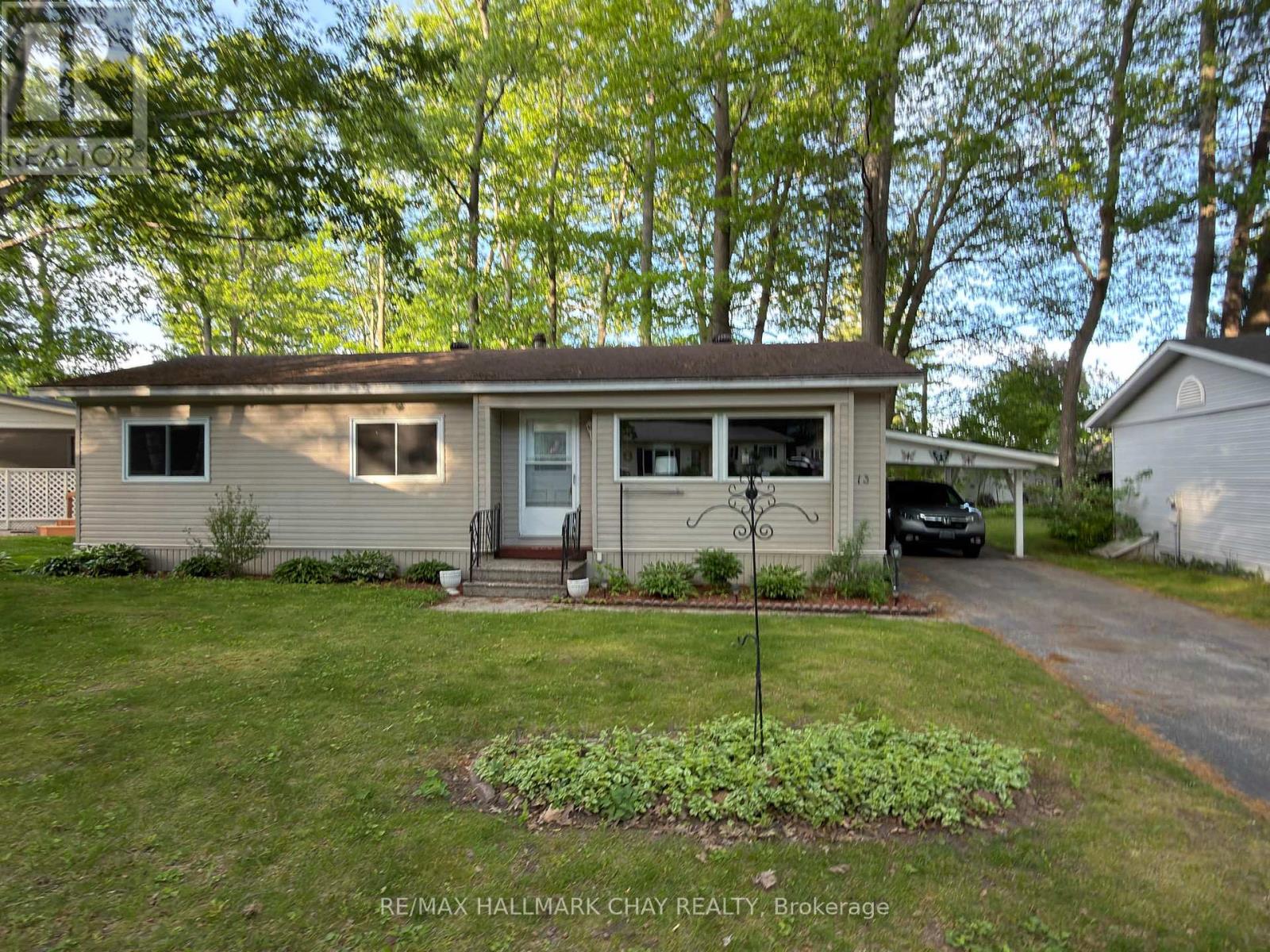 13 Carruthers Street N, Wasaga Beach, Ontario  L9Z 1K2 - Photo 2 - S13734728