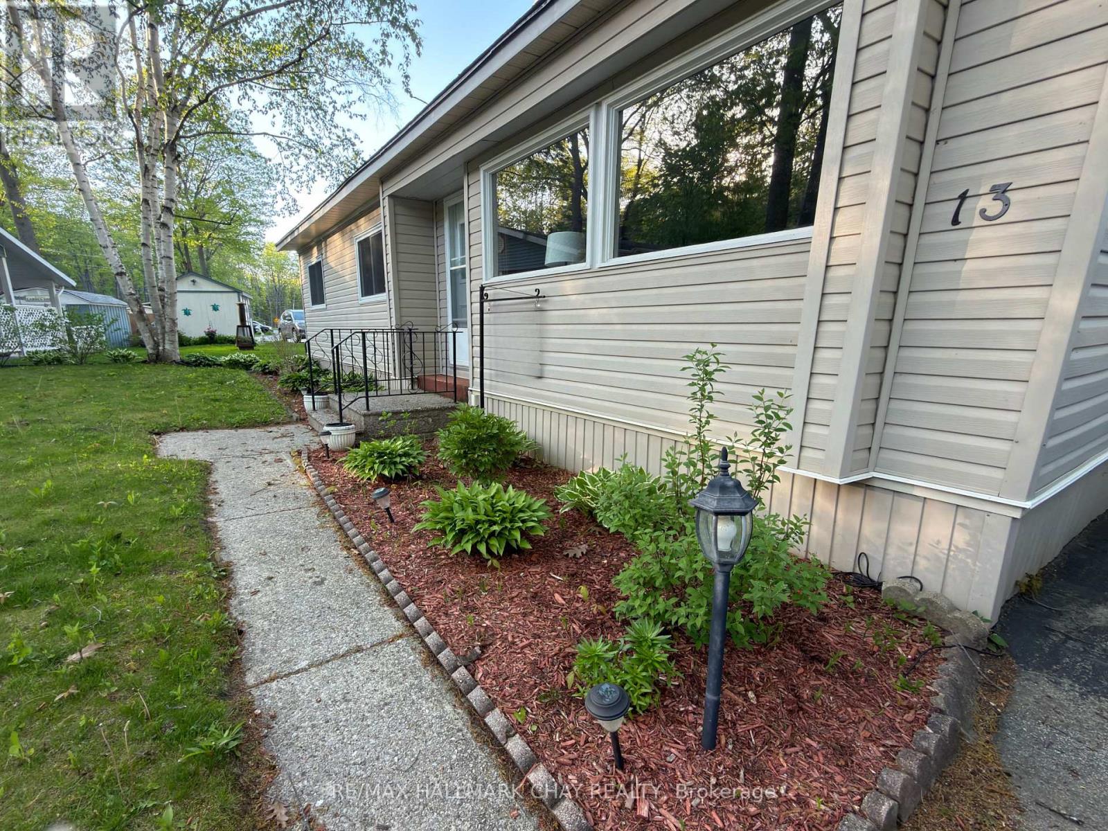 13 Carruthers Street N, Wasaga Beach, Ontario  L9Z 1K2 - Photo 3 - S13734728