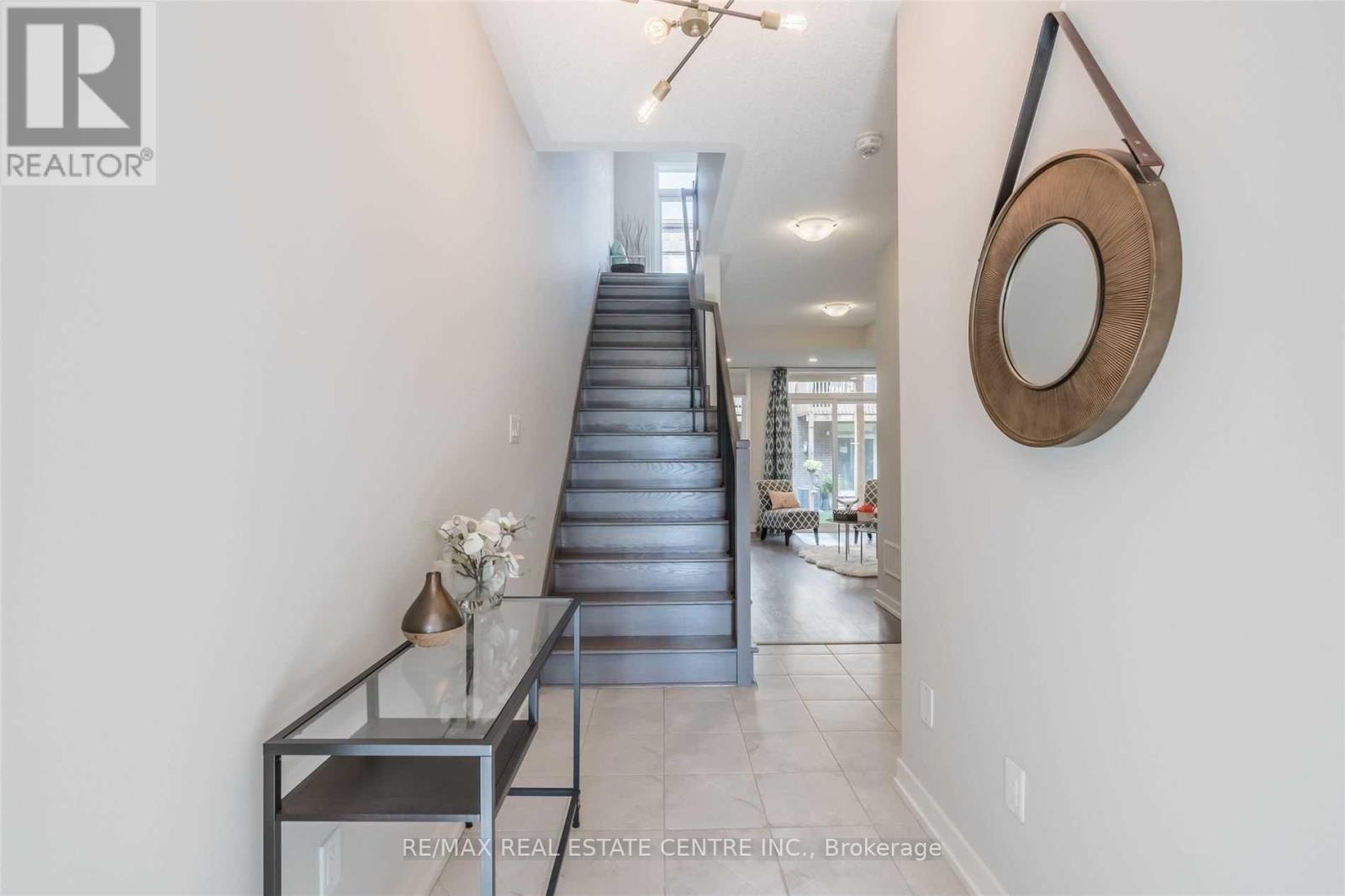 181 Sabina Drive, Oakville, Ontario  L6H 0L4 - Photo 2 - W13734810