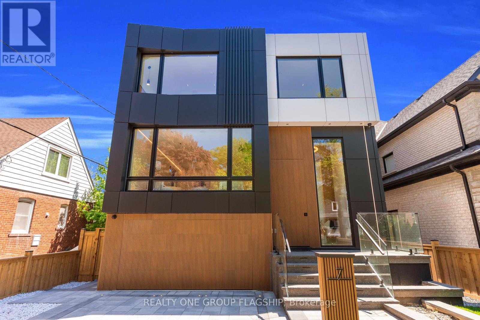 7 Bentley Drive, Toronto, Ontario  M8Z 3L9 - Photo 3 - W13734980
