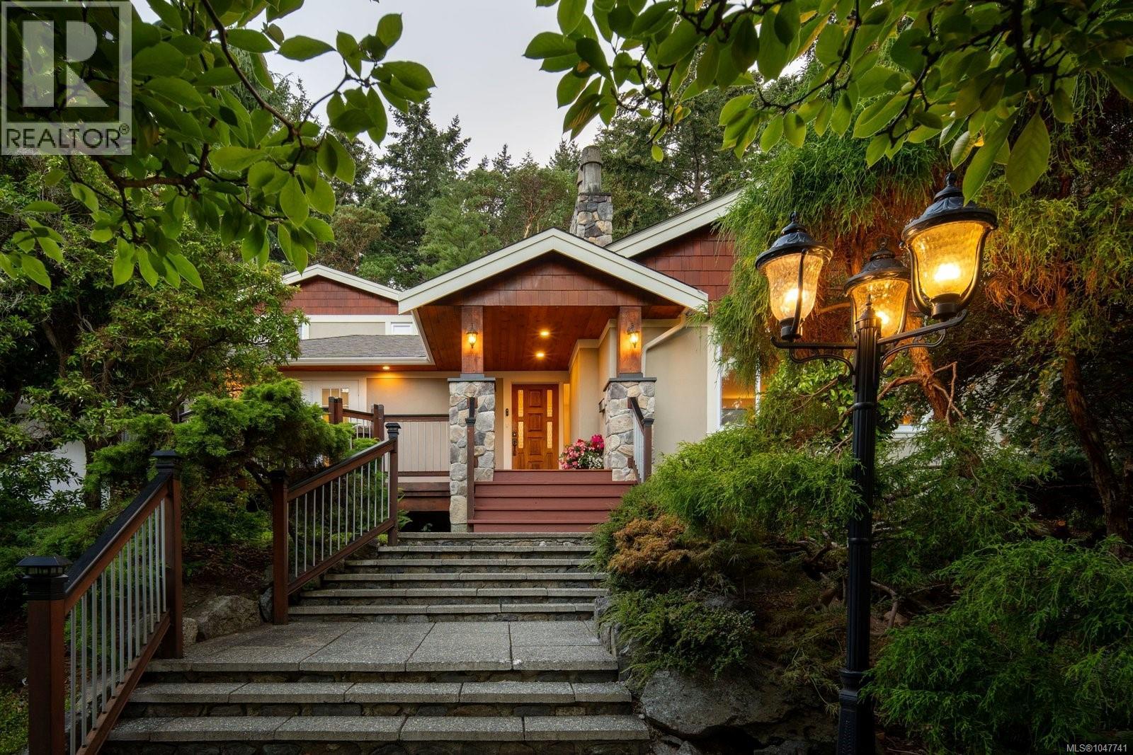 2229 Arbutus Rd E, Saanich, British Columbia
