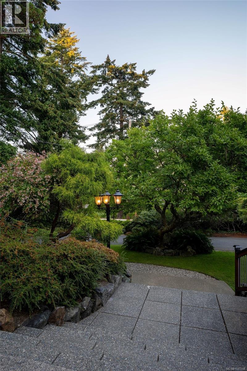 2229 Arbutus Rd E, Saanich, British Columbia  V8N 1V2 - Photo 10 - 1047741