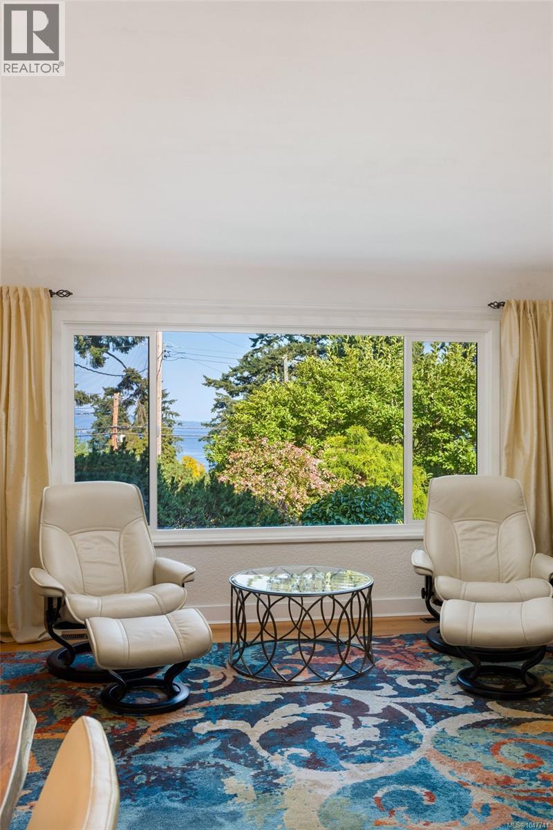 2229 Arbutus Rd E, Saanich, British Columbia  V8N 1V2 - Photo 16 - 1047741