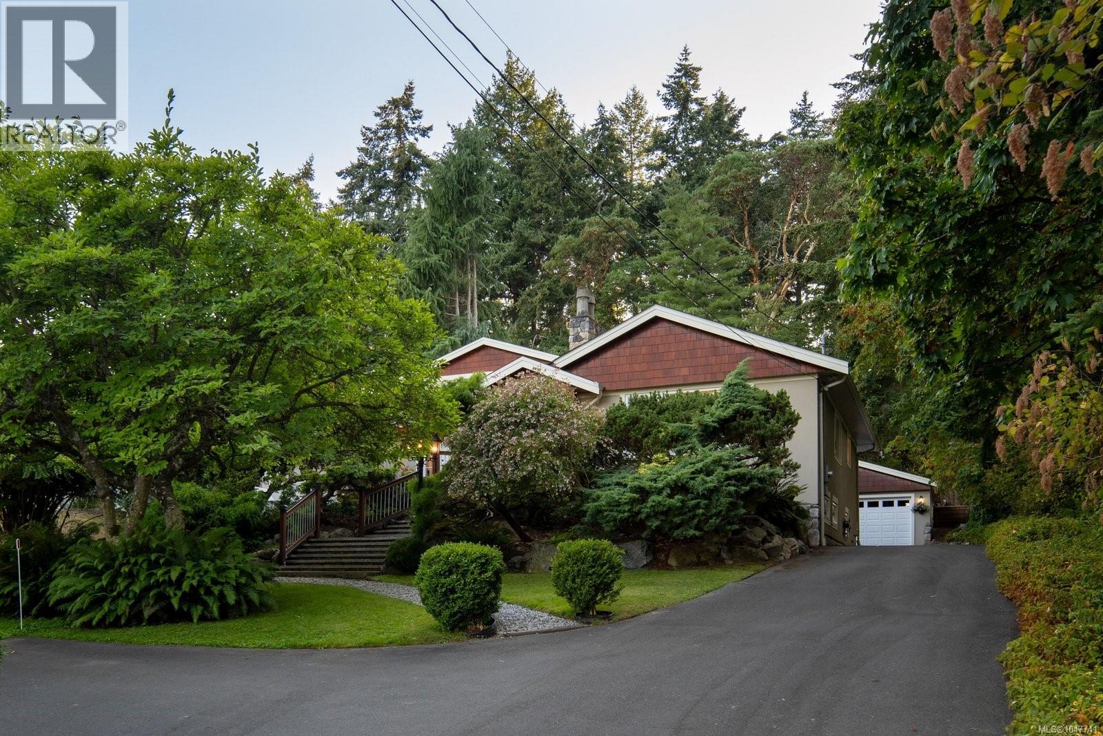 2229 Arbutus Rd E, Saanich, British Columbia  V8N 1V2 - Photo 2 - 1047741