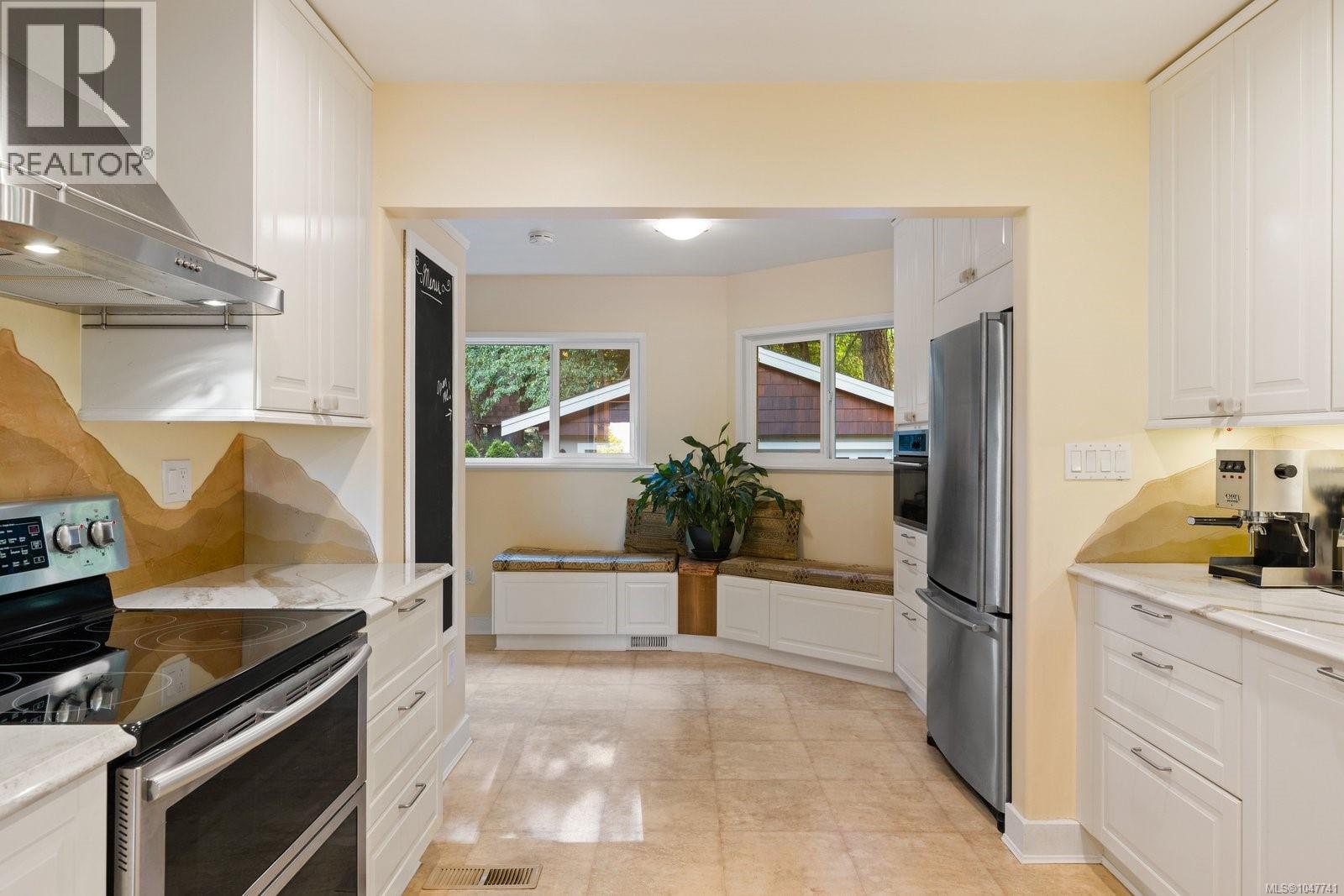 2229 Arbutus Rd E, Saanich, British Columbia  V8N 1V2 - Photo 24 - 1047741