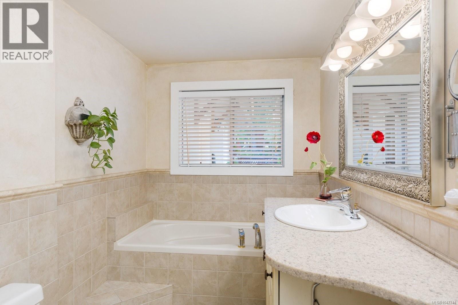 2229 Arbutus Rd E, Saanich, British Columbia  V8N 1V2 - Photo 33 - 1047741