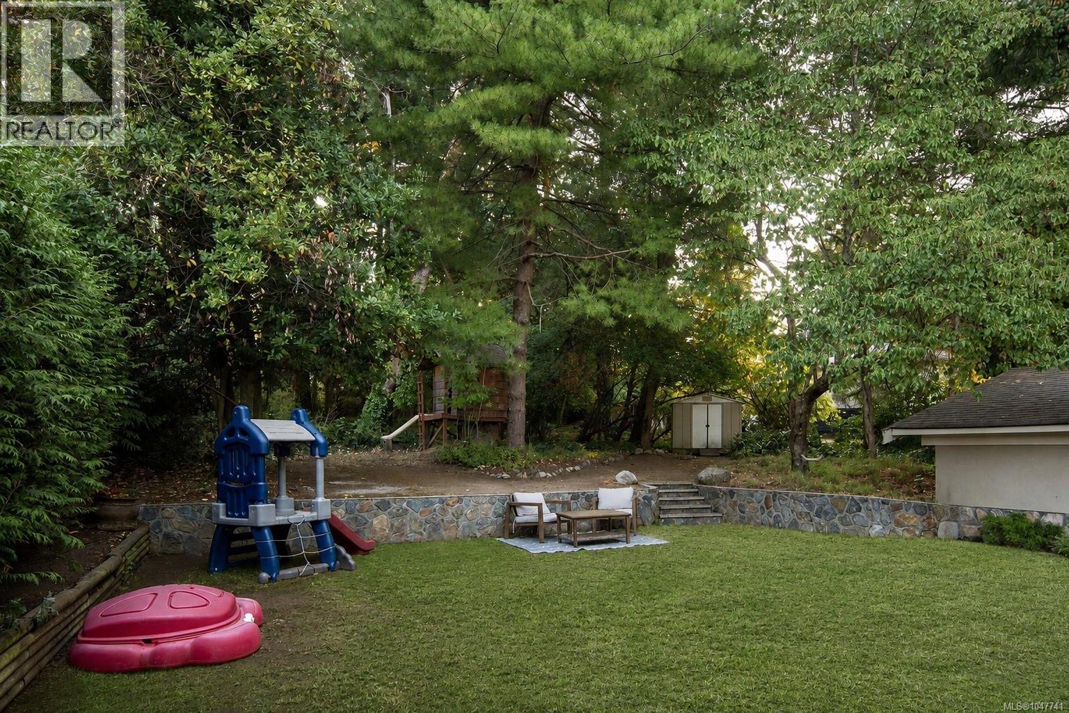 2229 Arbutus Rd E, Saanich, British Columbia  V8N 1V2 - Photo 52 - 1047741