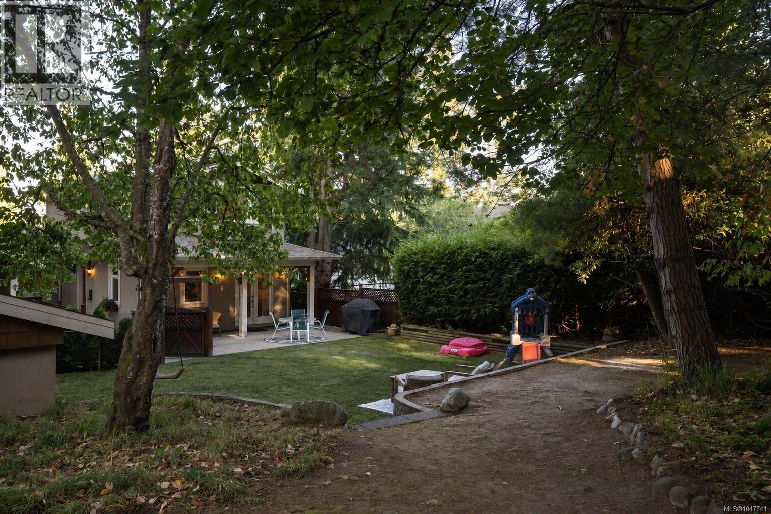 2229 Arbutus Rd E, Saanich, British Columbia  V8N 1V2 - Photo 55 - 1047741