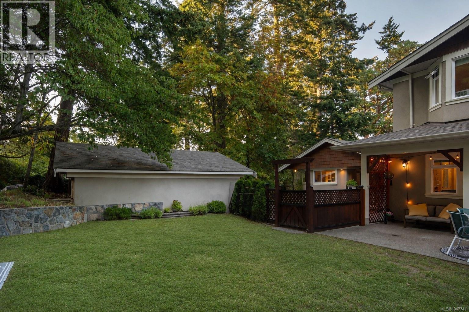 2229 Arbutus Rd E, Saanich, British Columbia  V8N 1V2 - Photo 56 - 1047741
