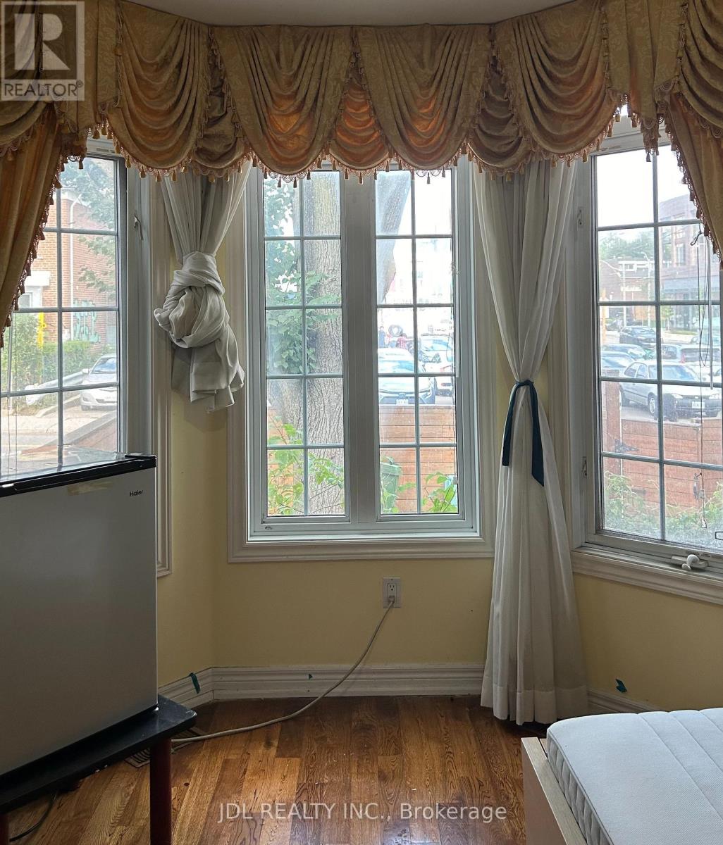 Master Bedroom Main Floor - 128 Denison Ave Avenue, Toronto, Ontario  M5T 2N3 - Photo 2 - C13735036