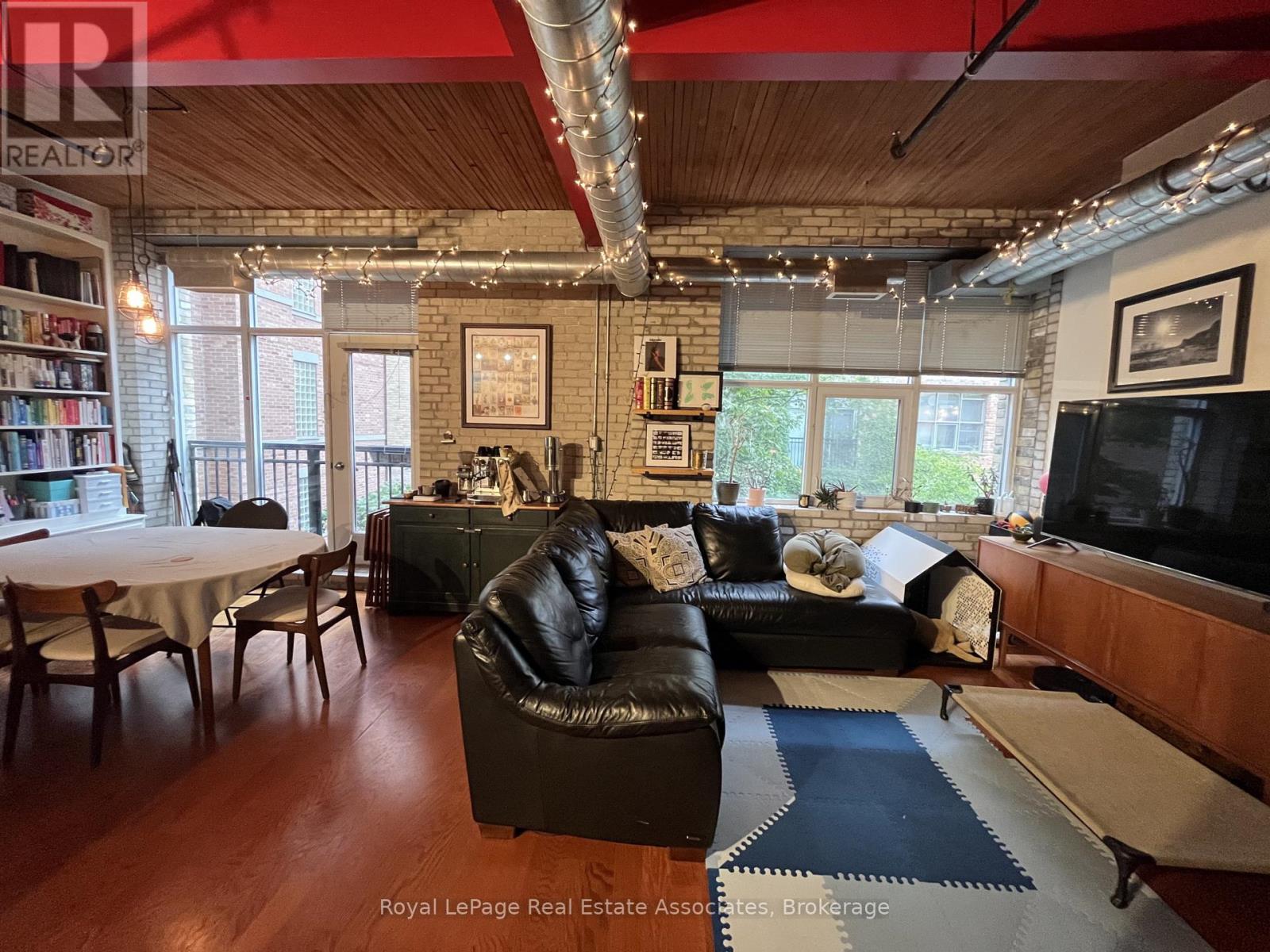 323 - 955 QUEEN STREET W