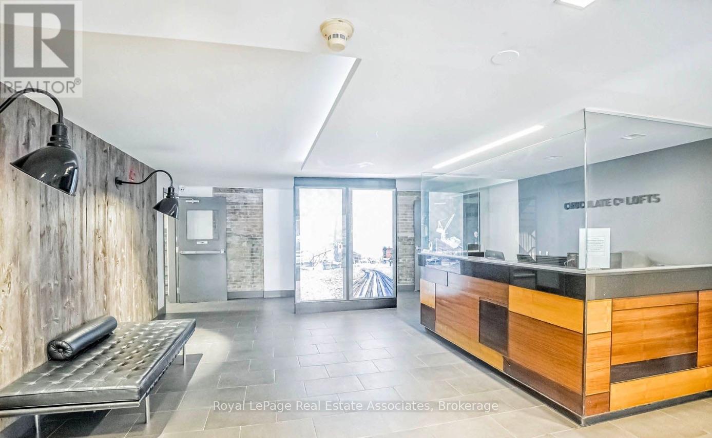 323 - 955 QUEEN STREET W