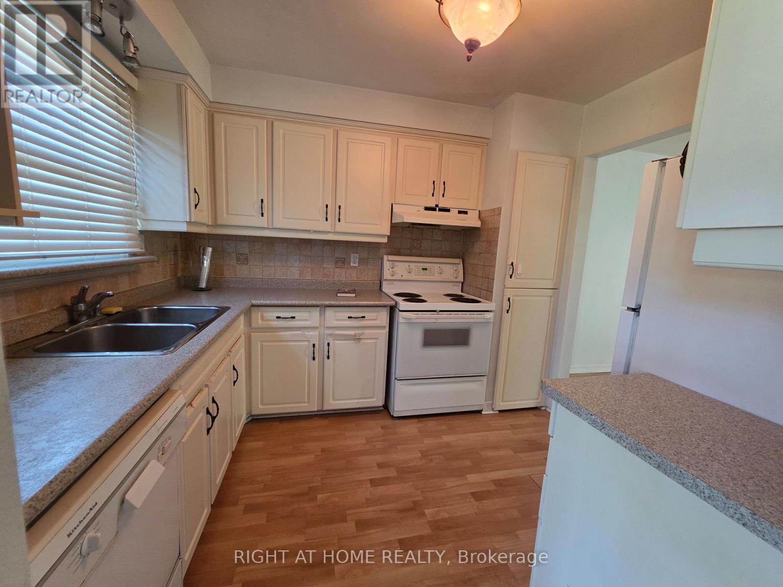 62 - 580 Eyer Drive, Pickering, Ontario L1W 3B7 - Photo 6 - E13735022