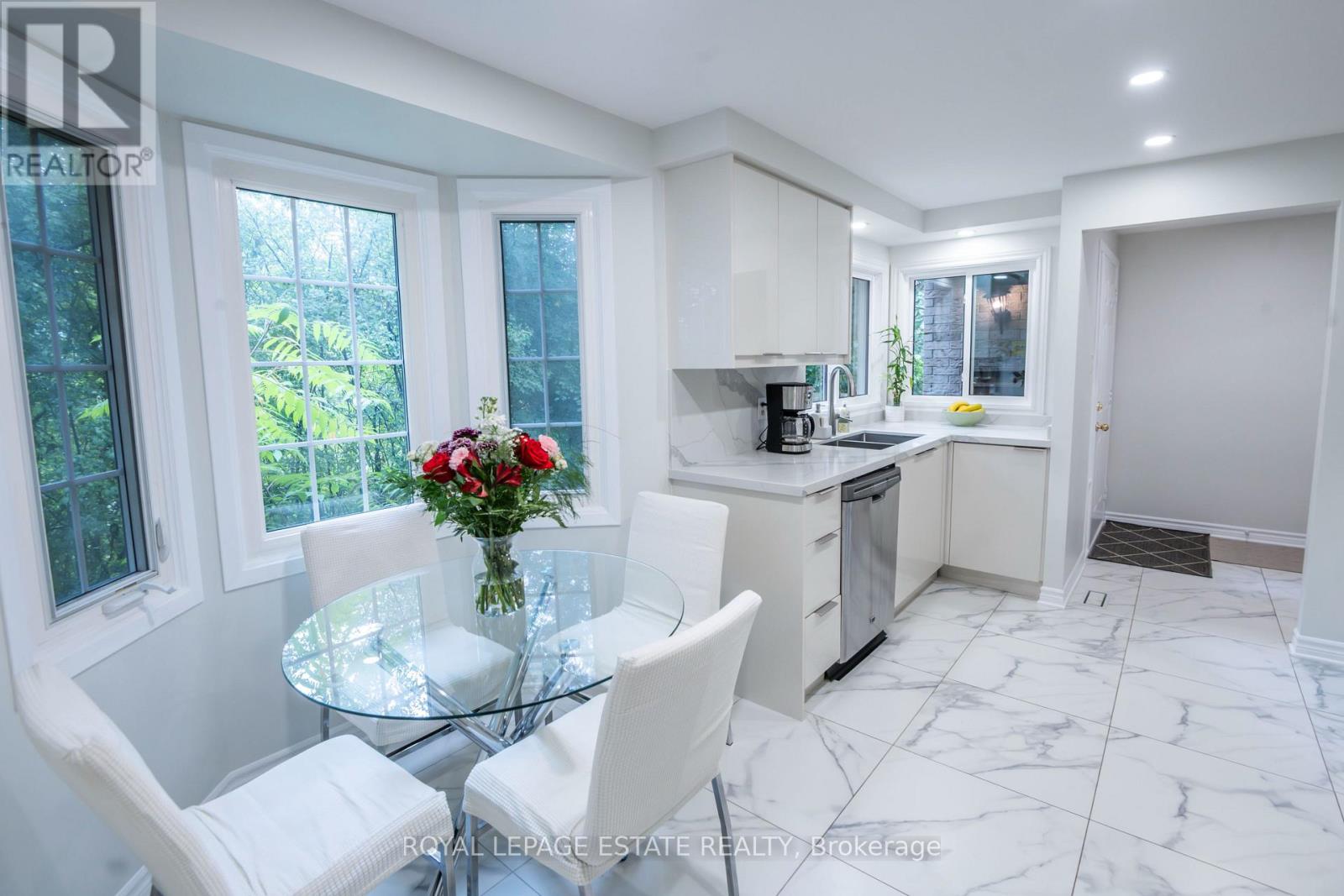 3 - 228 Kingswood Drive, Kitchener, Ontario  N2E 2K2 - Photo 4 - X13735094