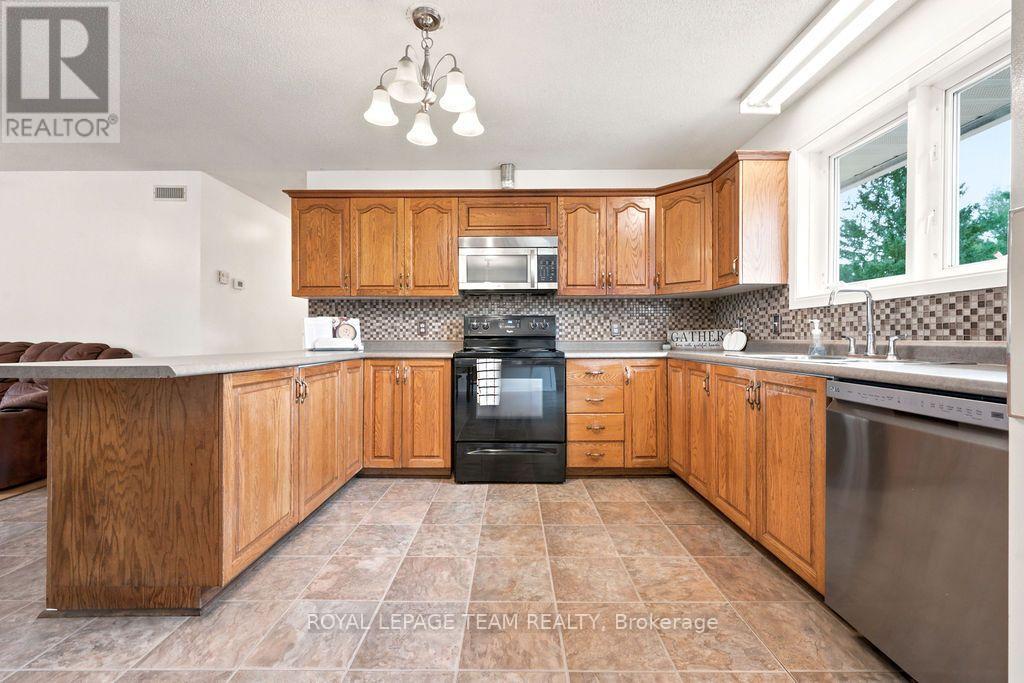 13 Springfield Drive, Whitewater Region, Ontario K0J 1K0 - Photo 18 - X13735344