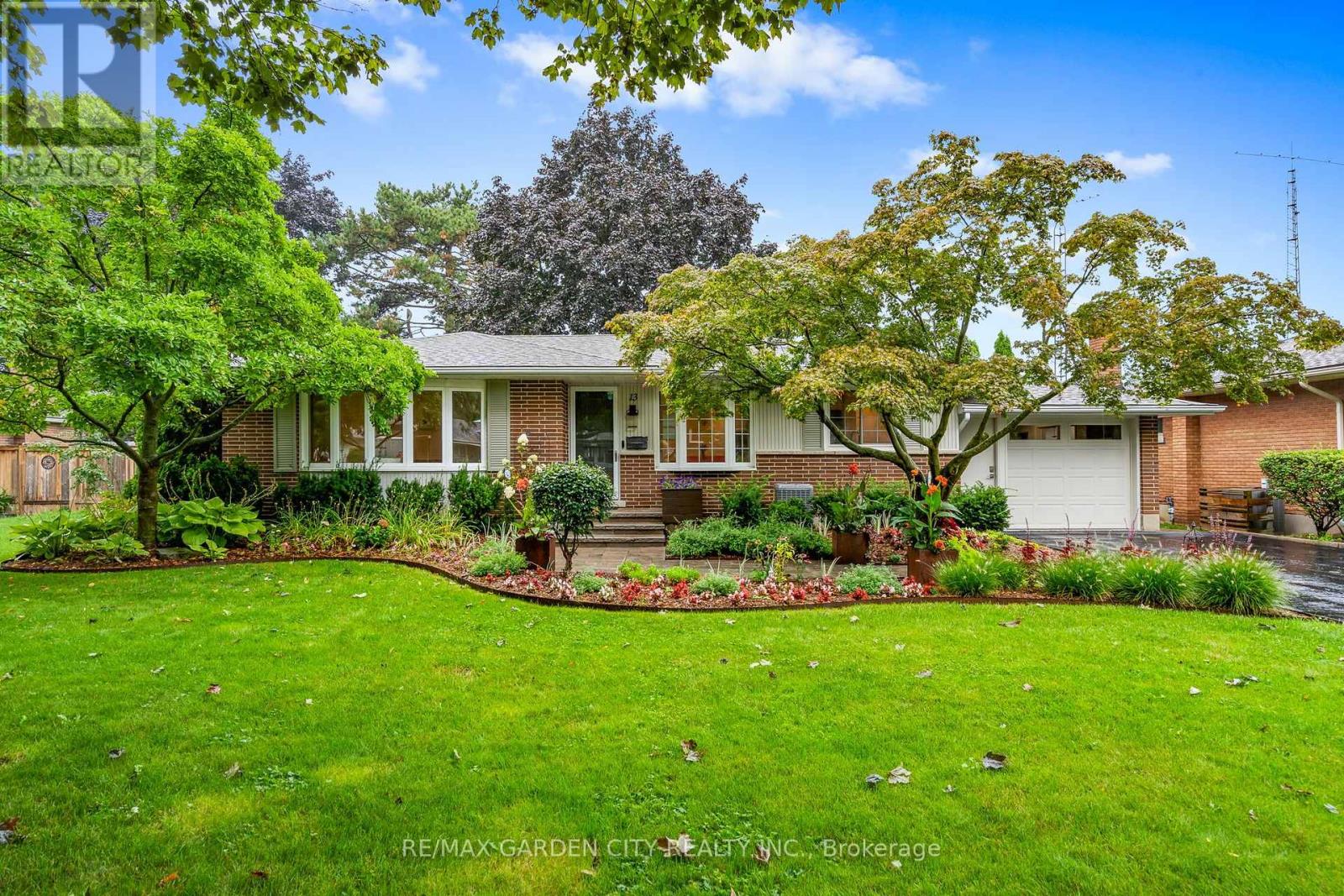 13 Preston Drive, St. Catharines, Ontario  L2M 1X4 - Photo 2 - X13735206