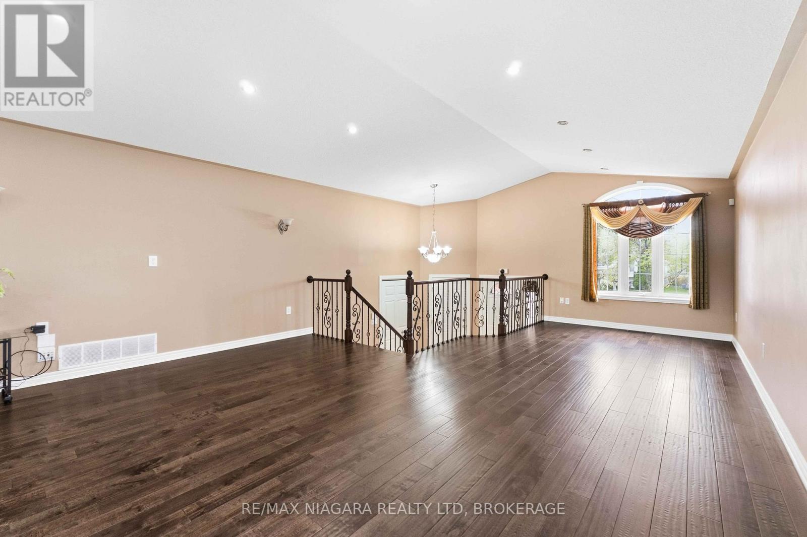 8253 Costabile Drive, Niagara Falls, Ontario  L2H 3L2 - Photo 4 - X13735276