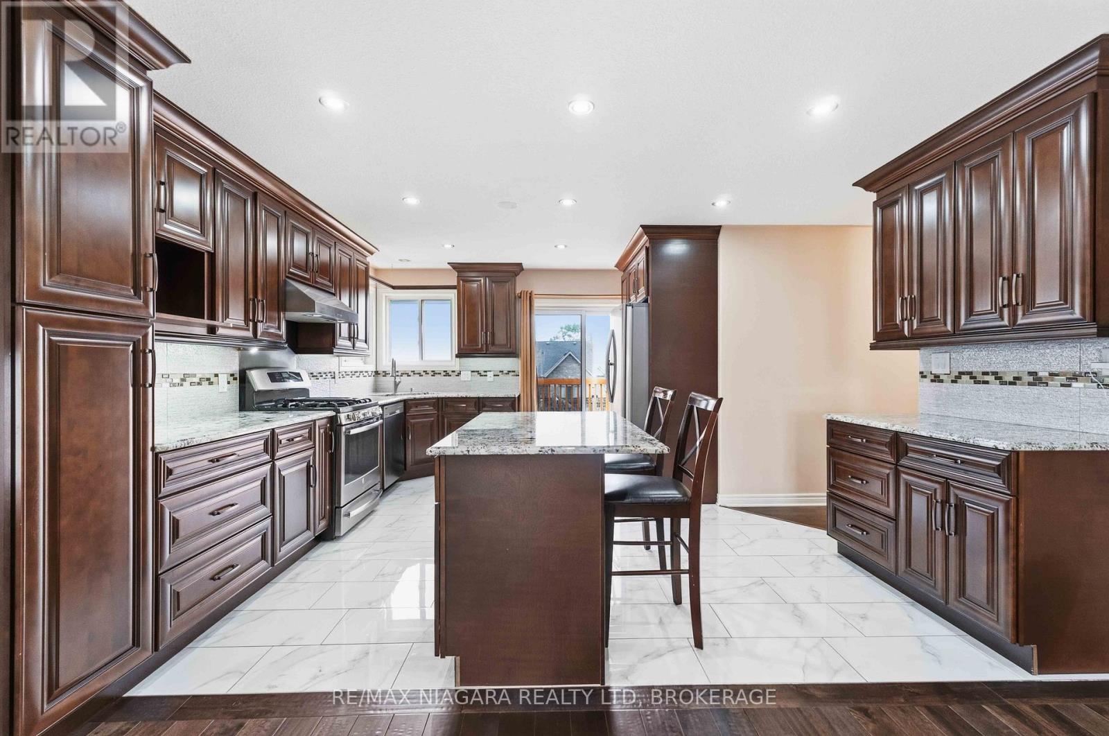 8253 Costabile Drive, Niagara Falls, Ontario  L2H 3L2 - Photo 6 - X13735276