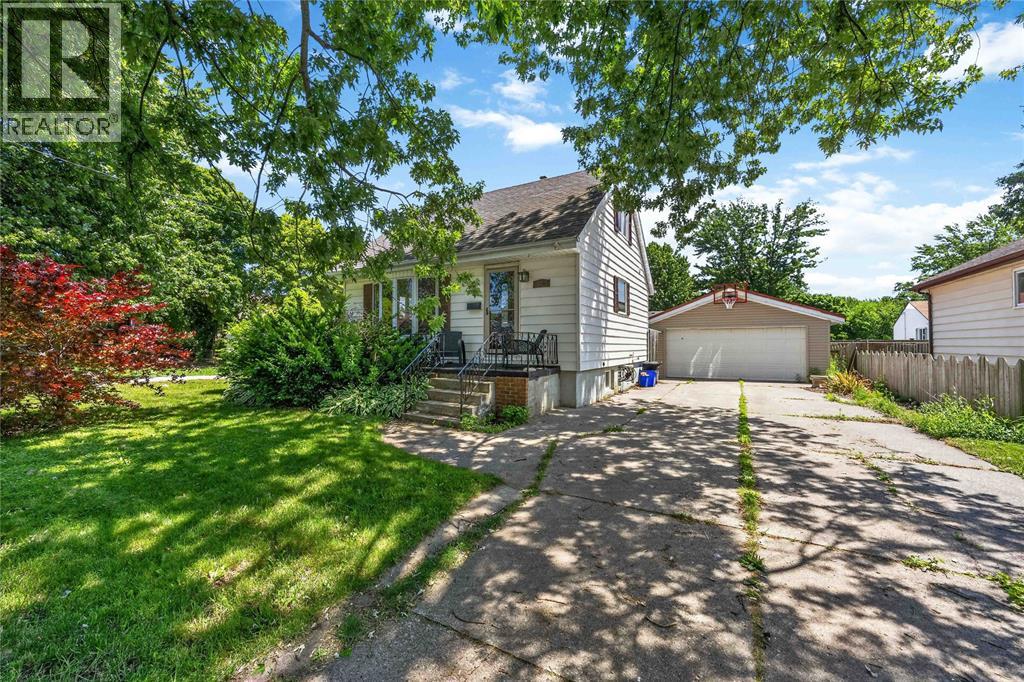 582 Superior Street, Sarnia, Ontario  N7T 7E6 - Photo 2 - 26016320
