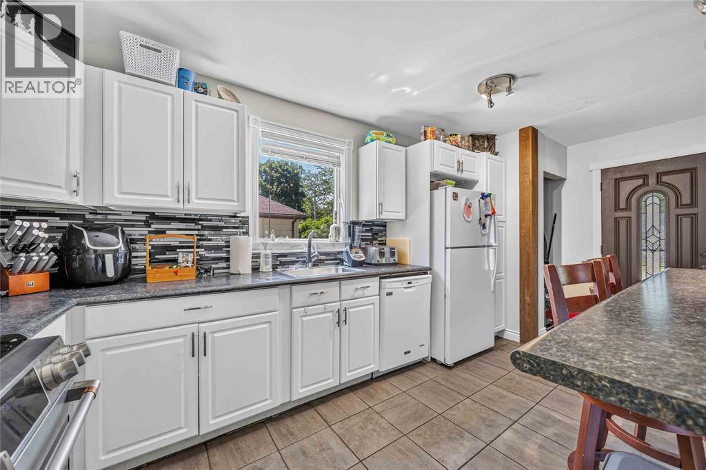 582 Superior Street, Sarnia, Ontario  N7T 7E6 - Photo 7 - 26016320