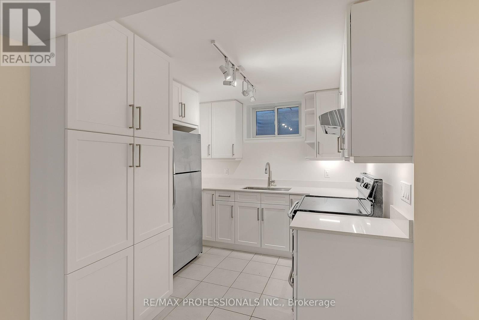 Lower - 5b Old Mill Drive, Toronto, Ontario  M6S 4J7 - Photo 11 - W13735238