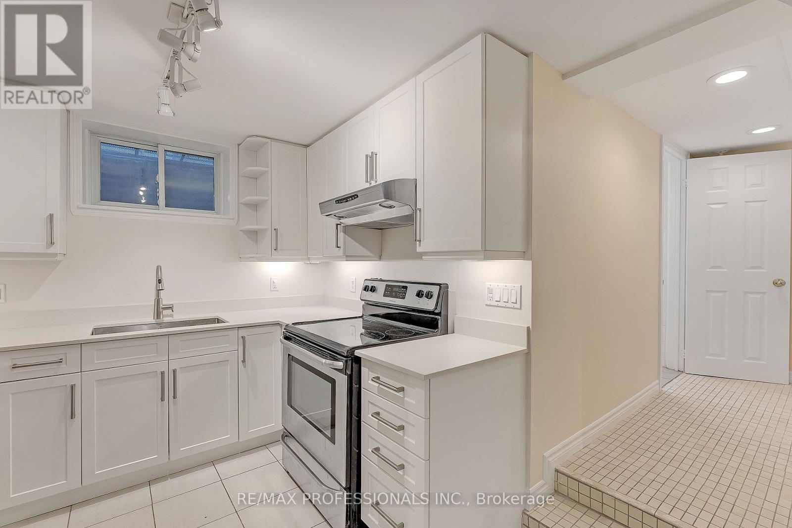 Lower - 5b Old Mill Drive, Toronto, Ontario  M6S 4J7 - Photo 12 - W13735238